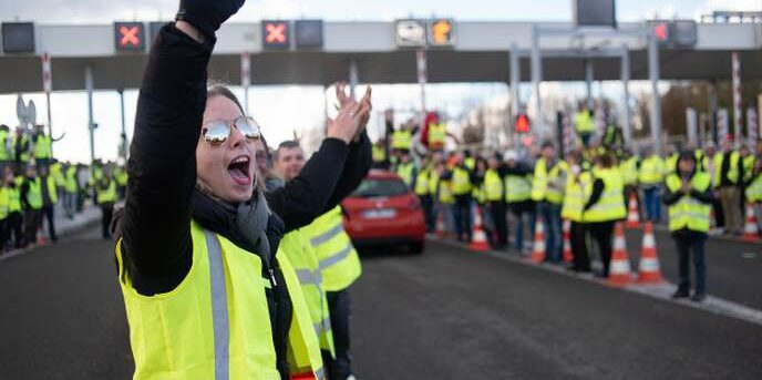 Manifestation de gillets jaunes au peage de la Gravelle entre Rennes et Paris, le 24 novembre.