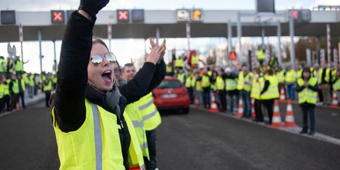 Manifestation de gillets jaunes au peage de la Gravelle entre Rennes et Paris, le 24 novembre.